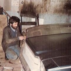 Eşref Aşkar araç üzerinde çalışırken
